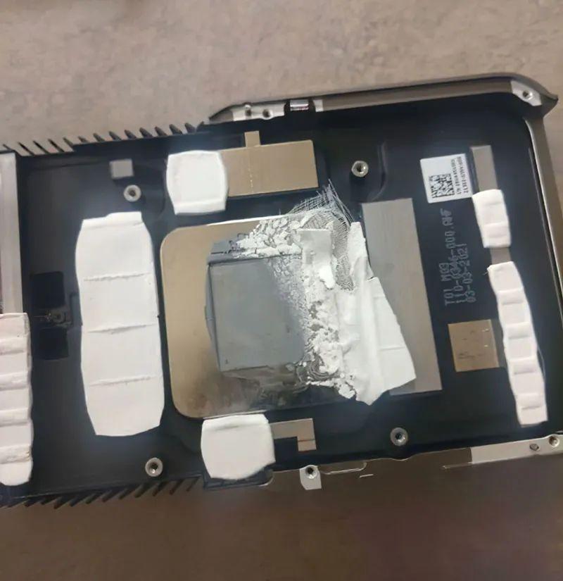 RTX30系显存过热?有可能是导热贴歪了或者根本没贴!-3090显存发热严重