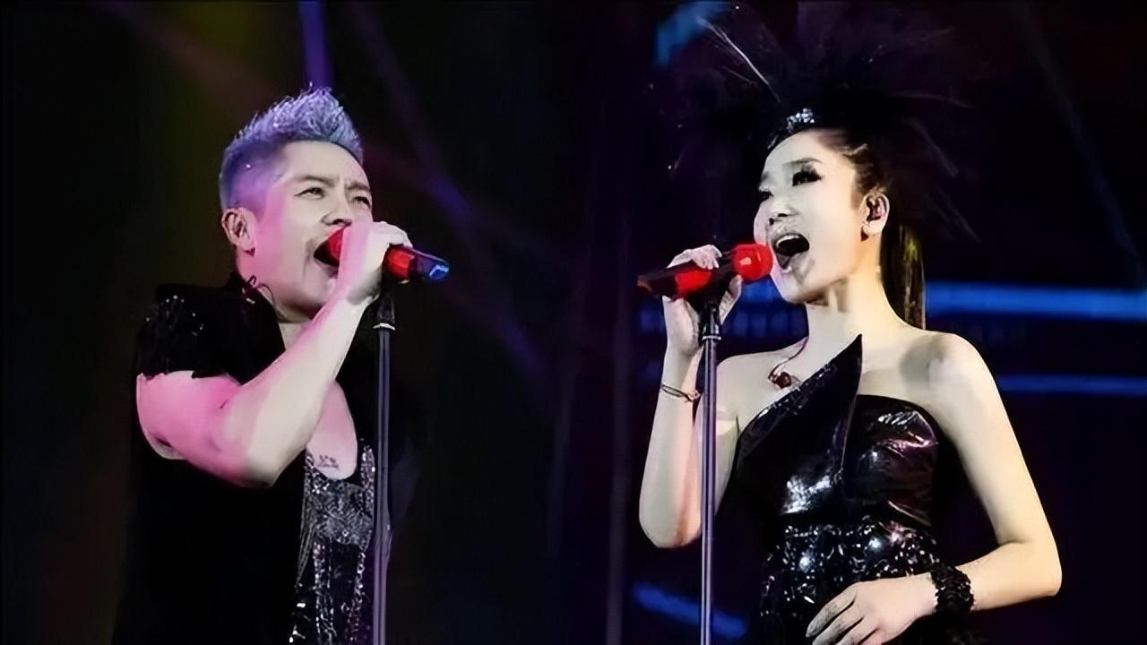 凤凰传奇鸟巢演唱会被质疑假唱,只不过假唱的不是歌手,是观众!