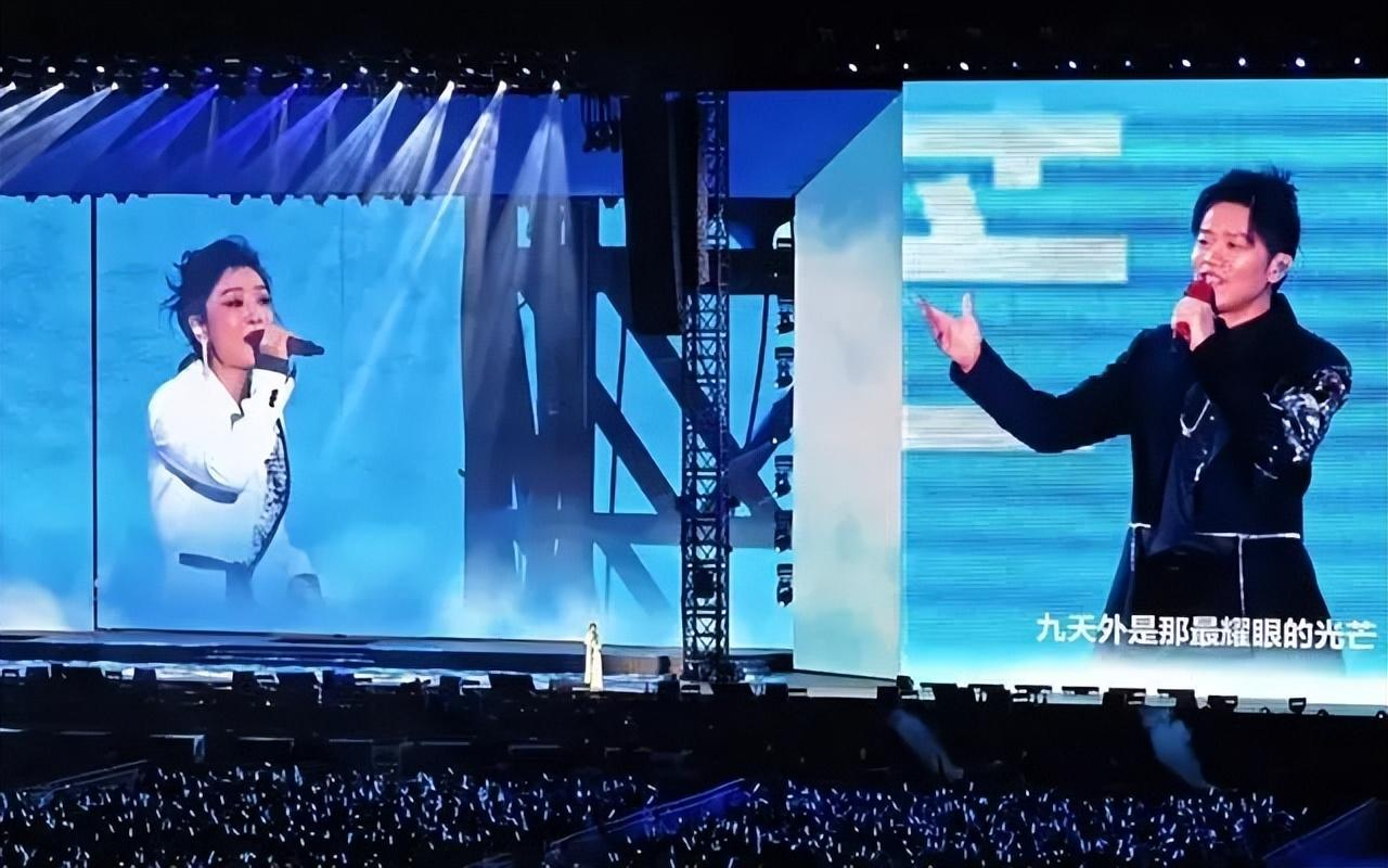 凤凰传奇鸟巢演唱会被质疑假唱,只不过假唱的不是歌手,是观众!