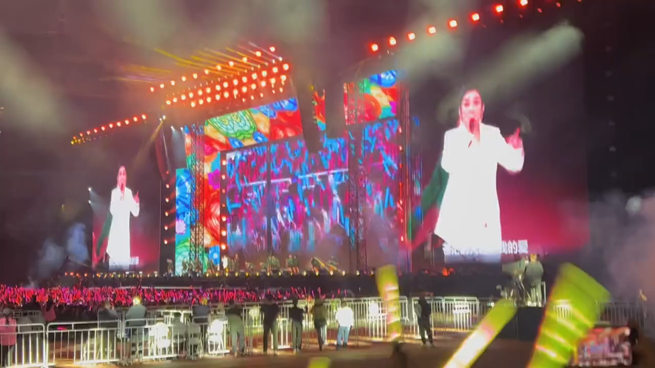 凤凰传奇鸟巢演唱会被质疑假唱,只不过假唱的不是歌手,是观众!