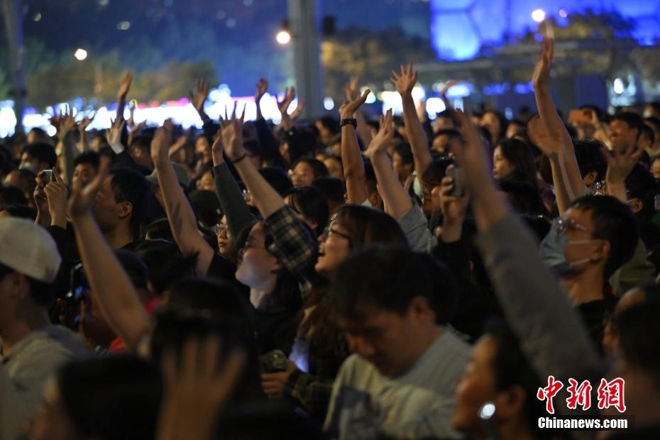 凤凰传奇鸟巢演唱会被质疑假唱,只不过假唱的不是歌手,是观众!