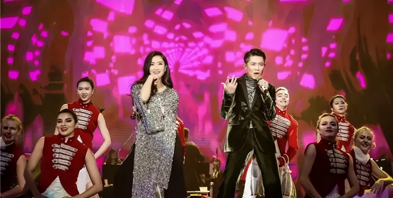 凤凰传奇鸟巢演唱会被质疑假唱,只不过假唱的不是歌手,是观众!