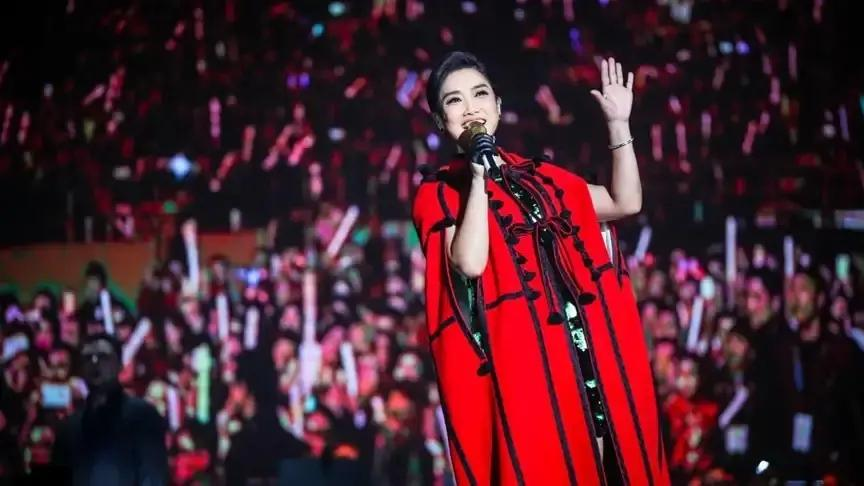 凤凰传奇鸟巢演唱会被质疑假唱,只不过假唱的不是歌手,是观众!