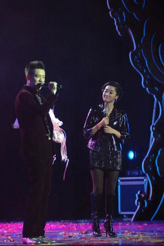 凤凰传奇鸟巢演唱会被质疑假唱,只不过假唱的不是歌手,是观众!