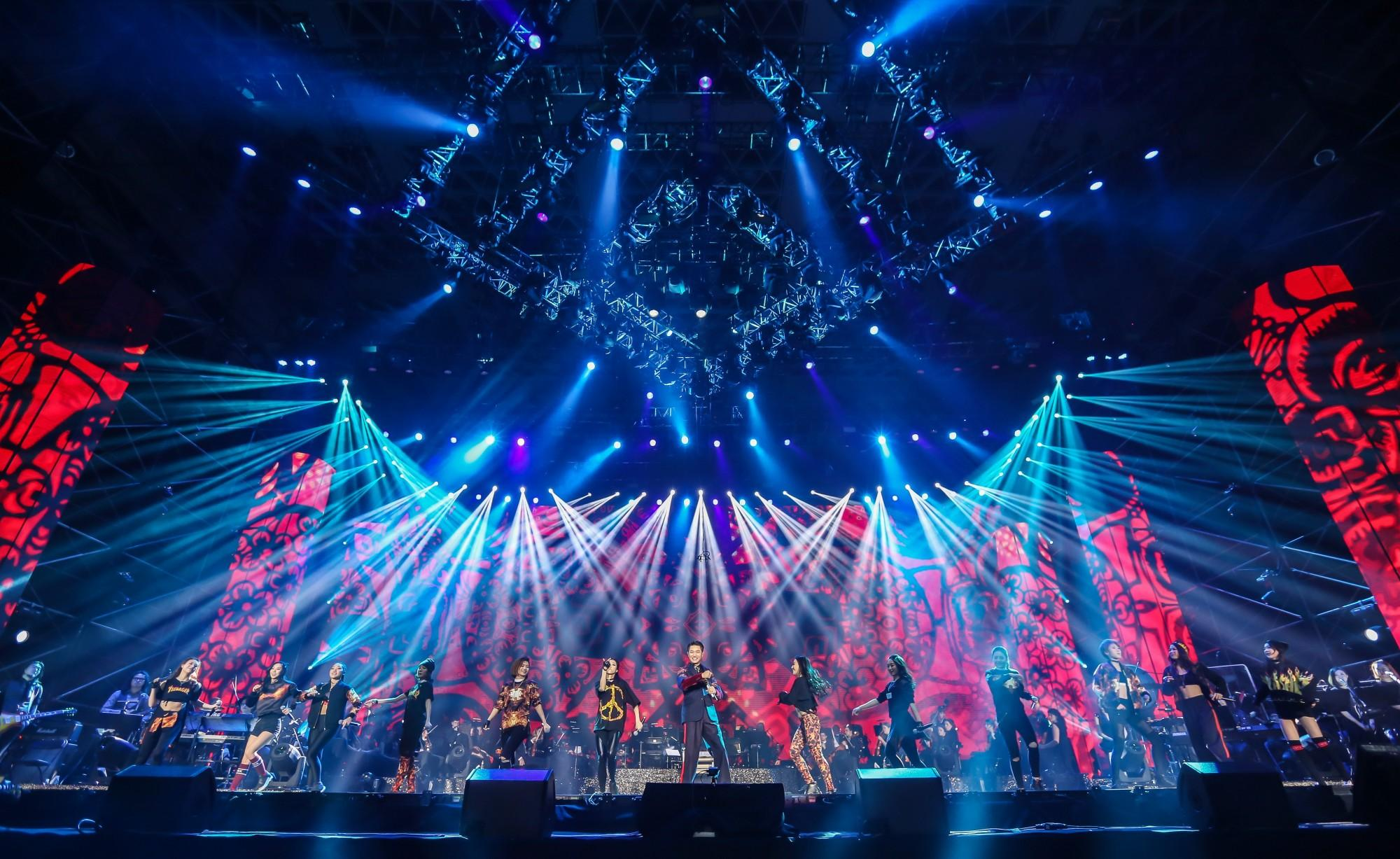 凤凰传奇鸟巢演唱会被质疑假唱,只不过假唱的不是歌手,是观众!