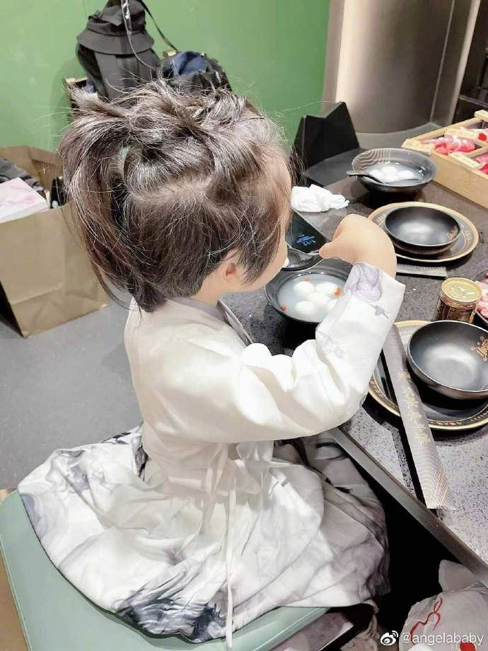 初哆咪:婚变真相等到了?4岁儿正式露面黄晓明倒数同台baby