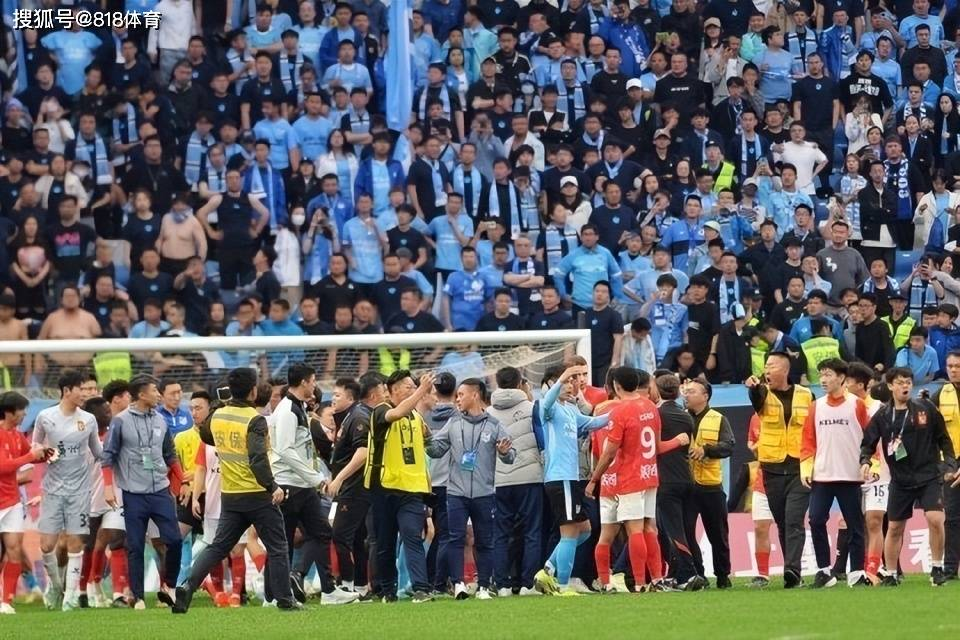 秉公执法!大连球迷向场内扔了半个梨,被拘留7日+禁足1年+罚款200