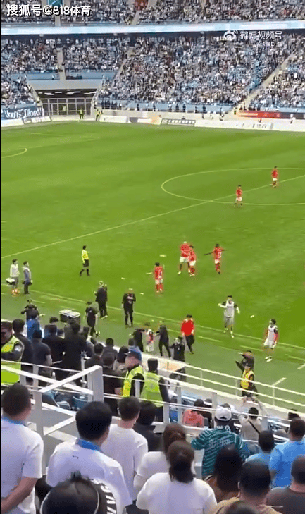 秉公执法!大连球迷向场内扔了半个梨,被拘留7日+禁足1年+罚款200