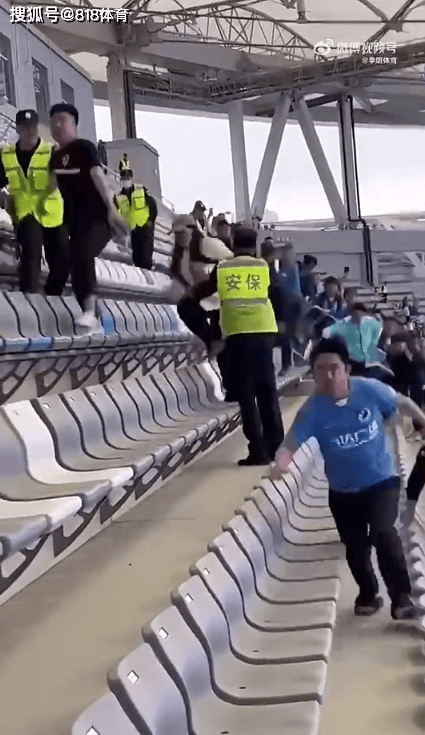 秉公执法!大连球迷向场内扔了半个梨,被拘留7日+禁足1年+罚款200