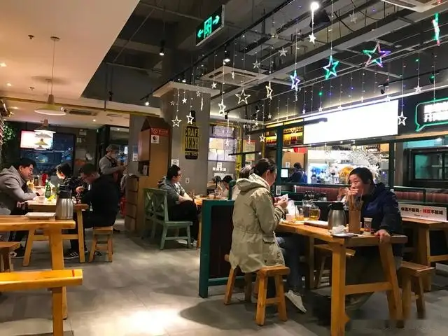 五一假期餐饮业再现排队场景 营业额回血仍需时间