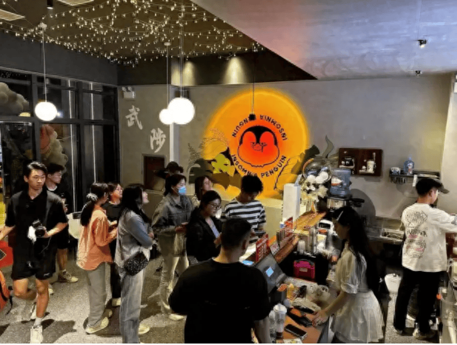 五一餐饮数据:有餐厅排队1000桌;茶饮“爆发式”增长300%...