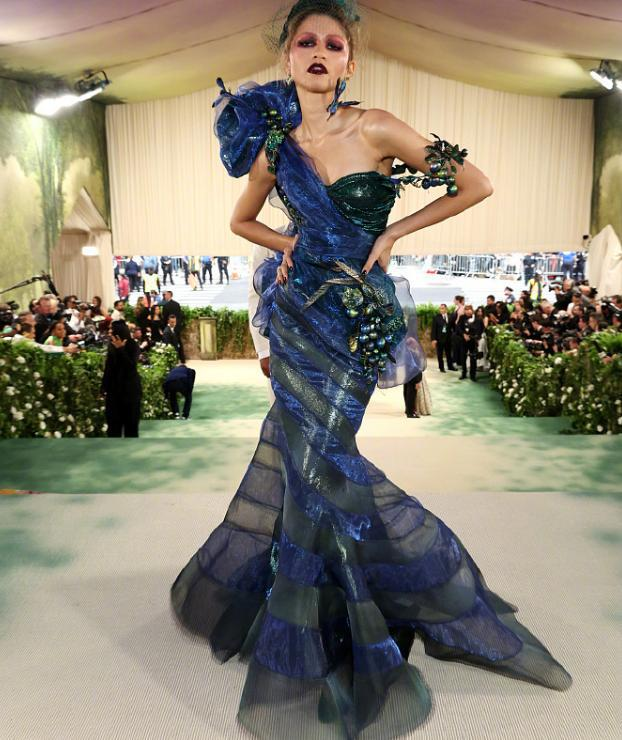 2024MetGala红毯:赞达亚抢眼吸睛,Jennie和邓文迪母女抢镜