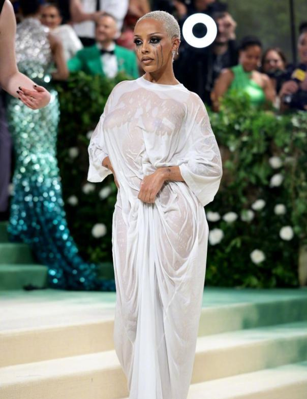 2024MetGala红毯:赞达亚抢眼吸睛,Jennie和邓文迪母女抢镜