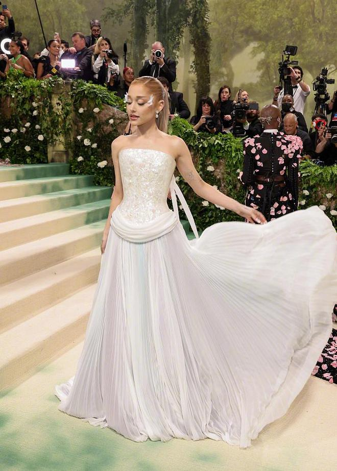 2024MetGala红毯:赞达亚抢眼吸睛,Jennie和邓文迪母女抢镜