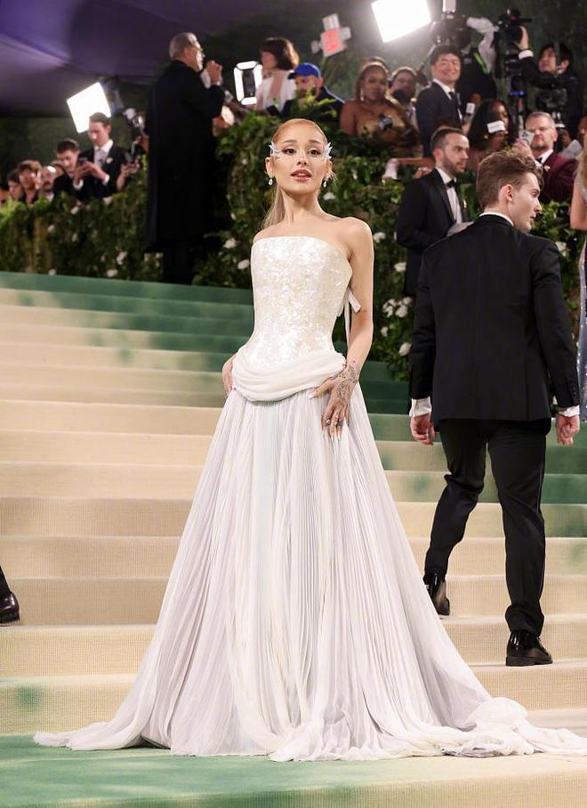 2024MetGala红毯:赞达亚抢眼吸睛,Jennie和邓文迪母女抢镜