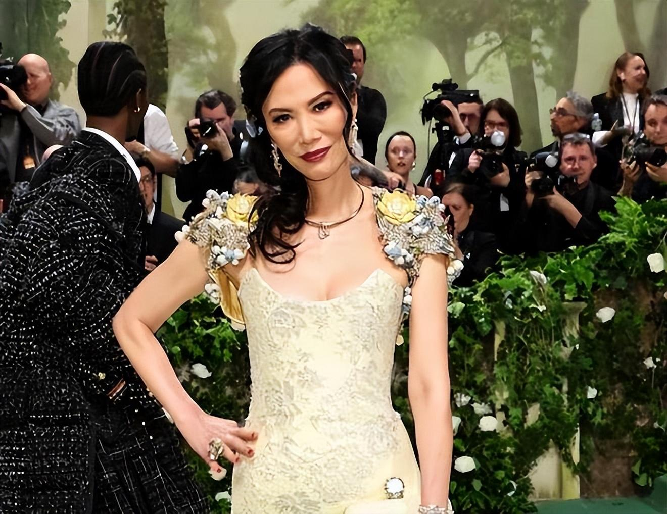 2024MetGala红毯:赞达亚抢眼吸睛,Jennie和邓文迪母女抢镜