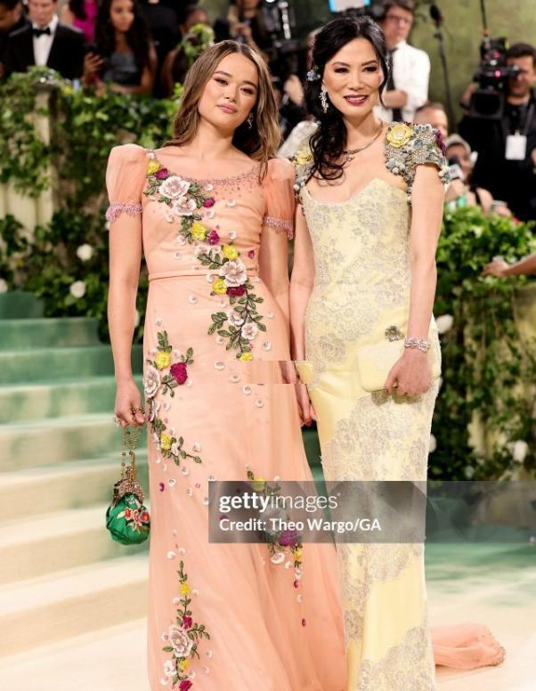 2024MetGala红毯:赞达亚抢眼吸睛,Jennie和邓文迪母女抢镜