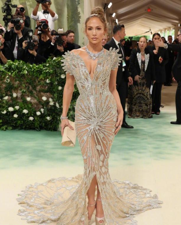 2024MetGala红毯:赞达亚抢眼吸睛,Jennie和邓文迪母女抢镜