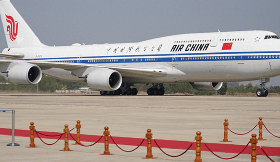 中方专机抵达巴黎,法国总理亲自接机