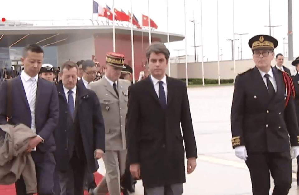 中方专机抵达巴黎,法国总理亲自接机