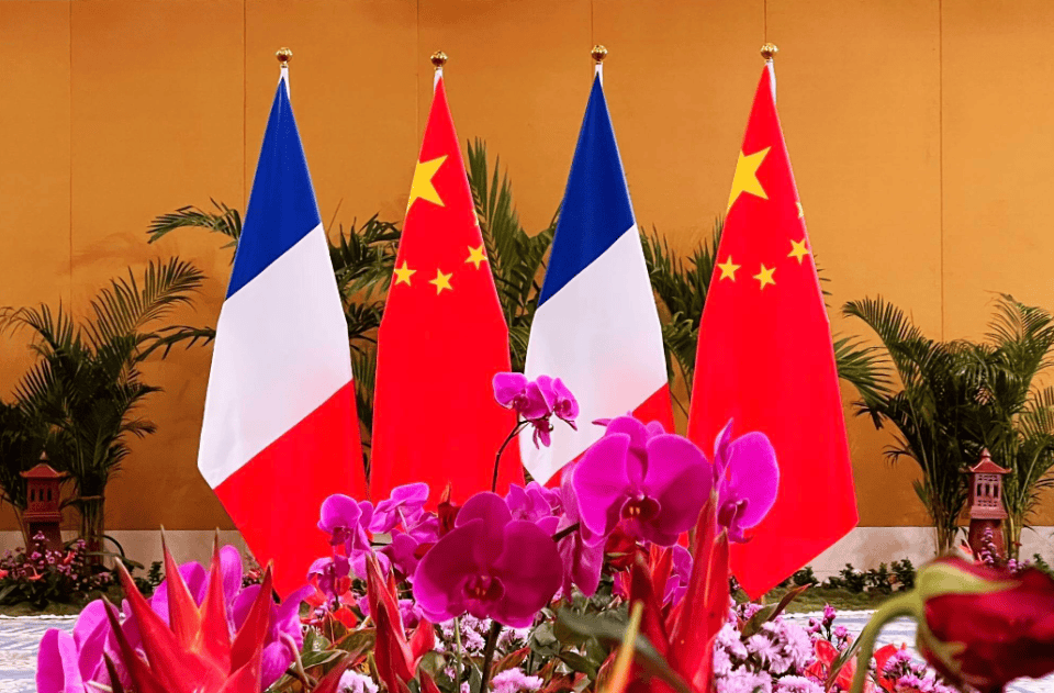 中方专机抵达巴黎,法国总理亲自接机