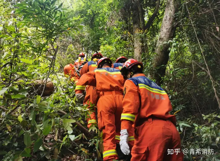 男子瀑布观景被困, 女子踏青摔倒昏迷....纵情山水勿忘安全