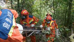 男子瀑布观景被困, 女子踏青摔倒昏迷....纵情山水勿忘安全