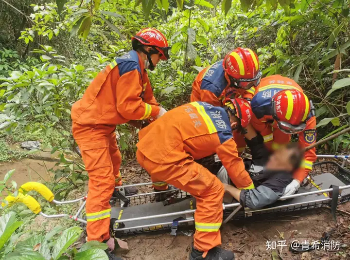 男子瀑布观景被困, 女子踏青摔倒昏迷....纵情山水勿忘安全