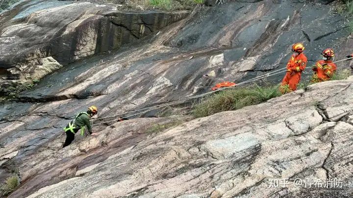 男子瀑布观景被困, 女子踏青摔倒昏迷....纵情山水勿忘安全