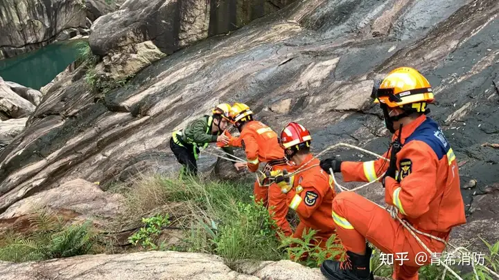 男子瀑布观景被困, 女子踏青摔倒昏迷....纵情山水勿忘安全