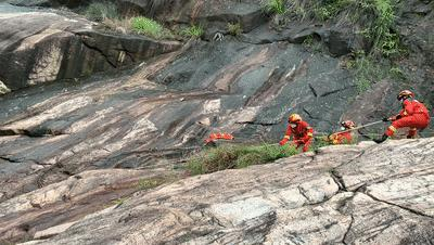 男子瀑布观景被困, 女子踏青摔倒昏迷....纵情山水勿忘安全