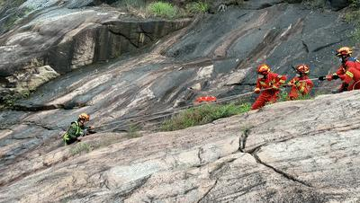 男子瀑布观景被困, 女子踏青摔倒昏迷....纵情山水勿忘安全