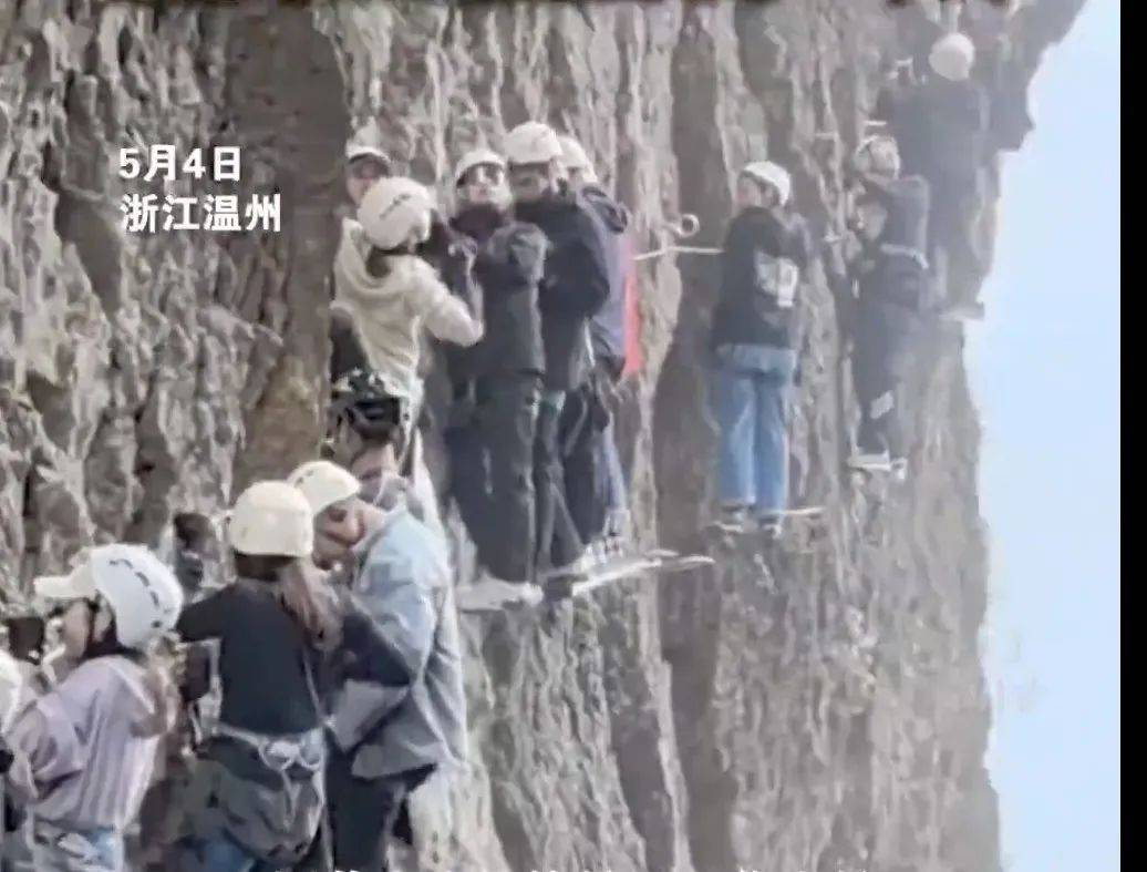 吓人!游客被挂半山腰1个小时?景区回应
