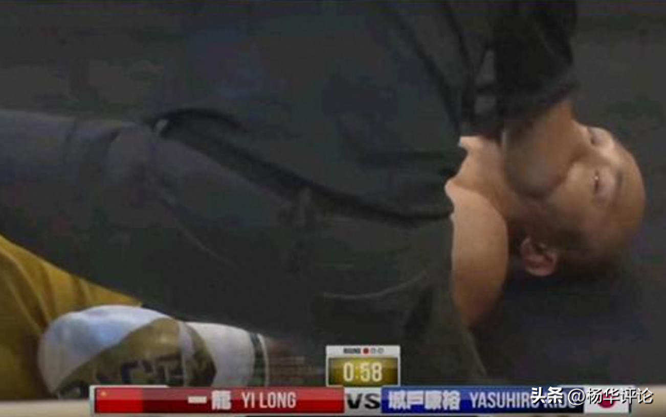 心有不甘!一龙疑似被日本拳王踢后脑犯规,晕厥在擂台仍死盯对手