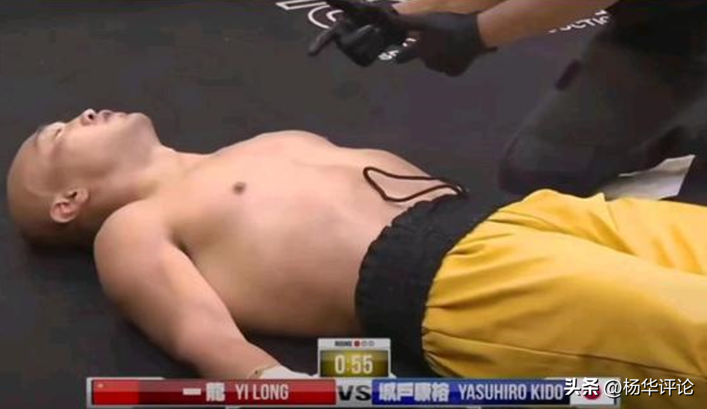 心有不甘!一龙疑似被日本拳王踢后脑犯规,晕厥在擂台仍死盯对手
