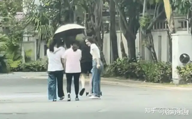 张若昀唐艺昕一家三口同游三亚,1岁多女儿扎小辫头发浓密超可爱