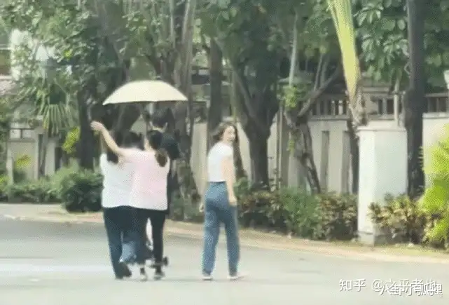 张若昀唐艺昕一家三口同游三亚,1岁多女儿扎小辫头发浓密超可爱