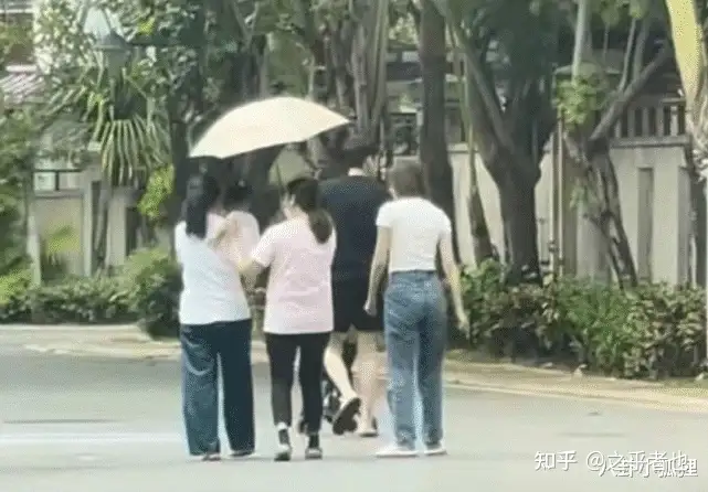 张若昀唐艺昕一家三口同游三亚,1岁多女儿扎小辫头发浓密超可爱