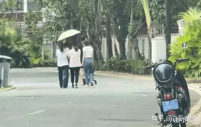 张若昀唐艺昕一家三口同游三亚,1岁多女儿扎小辫头发浓密超可爱