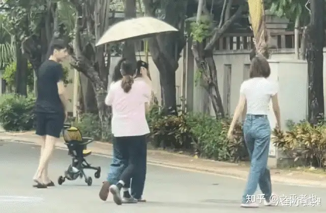 张若昀唐艺昕一家三口同游三亚,1岁多女儿扎小辫头发浓密超可爱