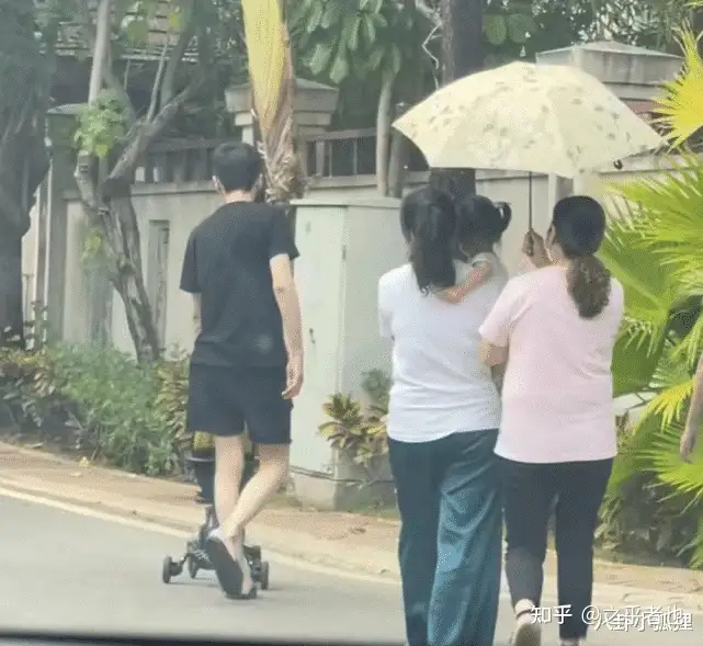 张若昀唐艺昕一家三口同游三亚,1岁多女儿扎小辫头发浓密超可爱