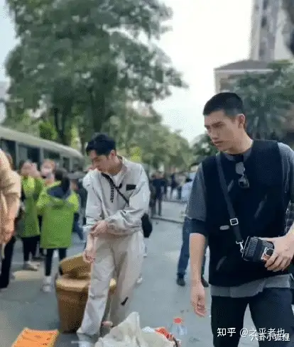 张若昀唐艺昕一家三口同游三亚,1岁多女儿扎小辫头发浓密超可爱