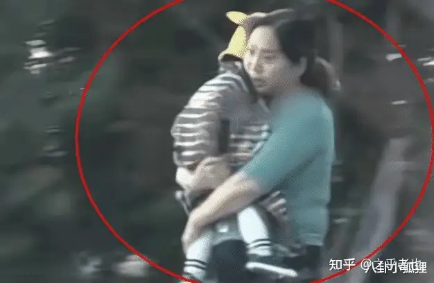 张若昀唐艺昕一家三口同游三亚,1岁多女儿扎小辫头发浓密超可爱