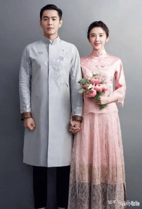 张若昀唐艺昕一家三口同游三亚,1岁多女儿扎小辫头发浓密超可爱