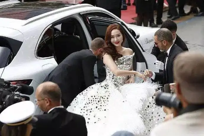 戛纳电影节郑秀妍、李宇春惊艳亮相,美得“羽”众不同!