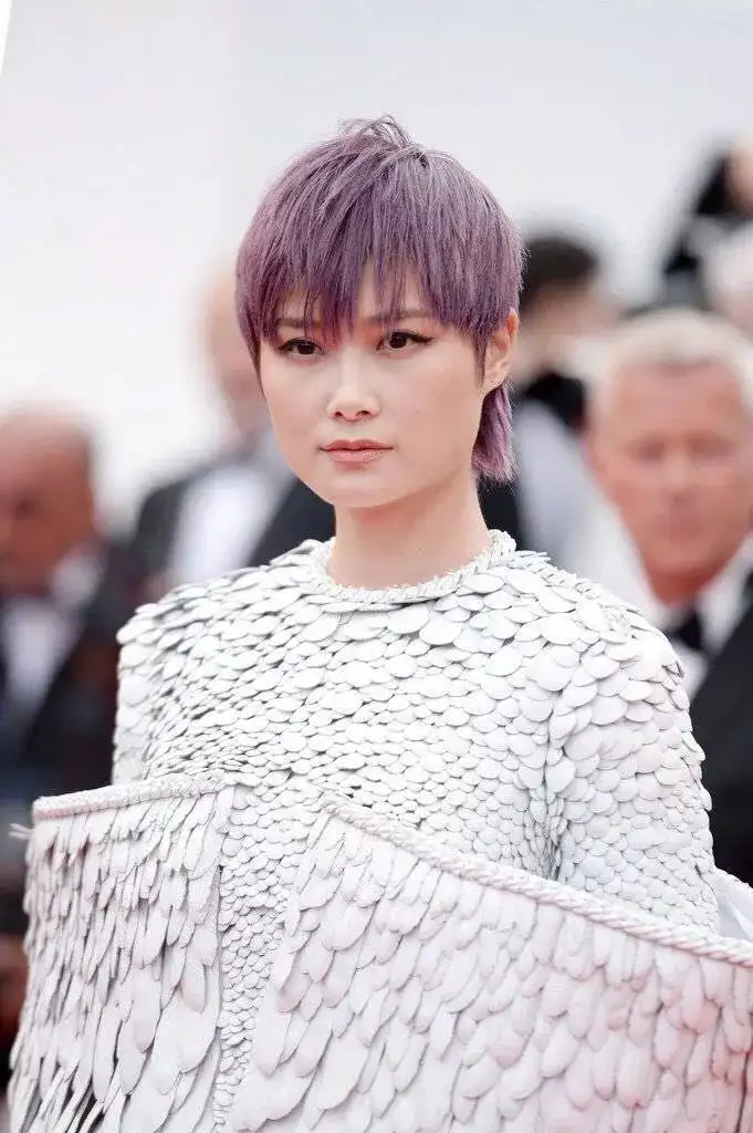 戛纳电影节郑秀妍、李宇春惊艳亮相,美得“羽”众不同!