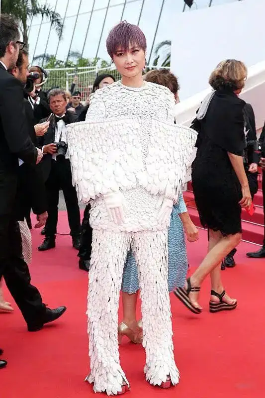 戛纳电影节郑秀妍、李宇春惊艳亮相,美得“羽”众不同!