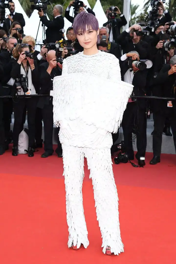 戛纳电影节郑秀妍、李宇春惊艳亮相,美得“羽”众不同!