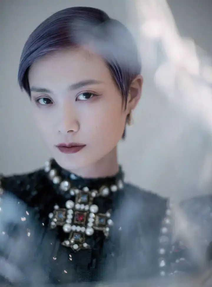 戛纳电影节郑秀妍、李宇春惊艳亮相,美得“羽”众不同!