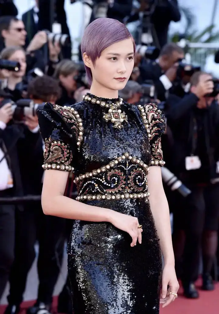 戛纳电影节郑秀妍、李宇春惊艳亮相,美得“羽”众不同!